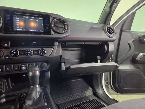 Used 2018 Toyota Tacoma TRD Off-Road w/ Technology Package AWD/4WD image 25