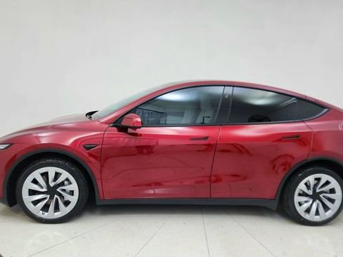 Used 2026 Tesla Model Y AWD image 10