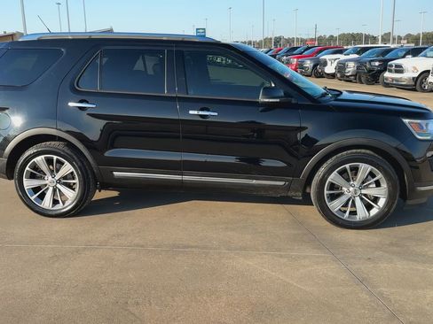 Used 2018 Ford Explorer Limited image 2