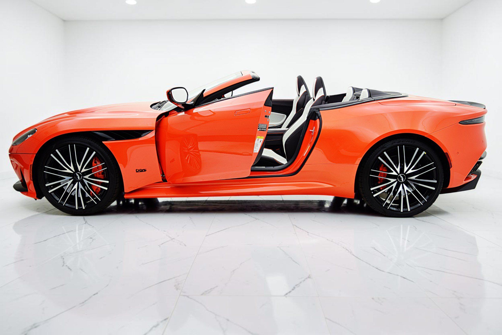 Used 2023 Aston Martin DBS Superleggera Volante RWD image 4