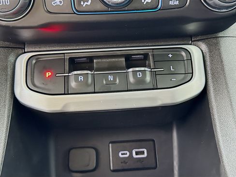 Used 2023 GMC Acadia SLE w/ Driver Convenience Package FWD image 18