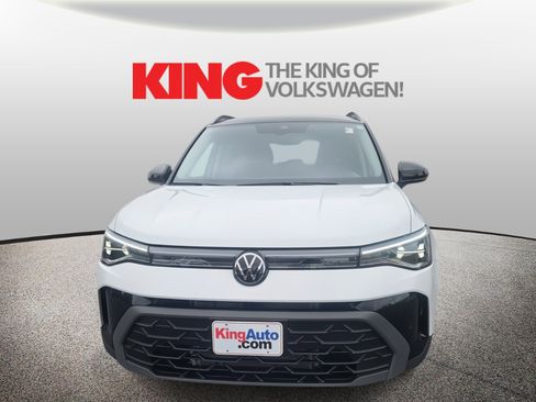 Certified 2025 Volkswagen Taos SE image 3