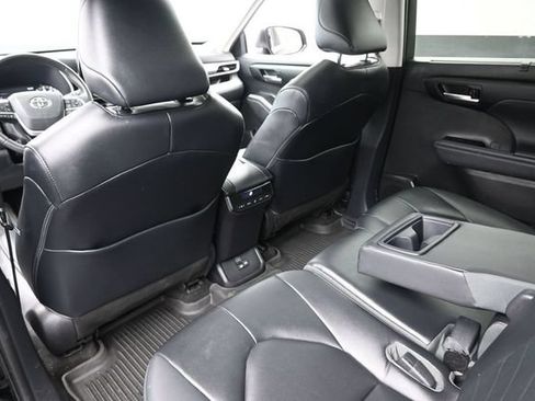 Used 2023 Toyota Highlander XLE AWD/4WD image 15