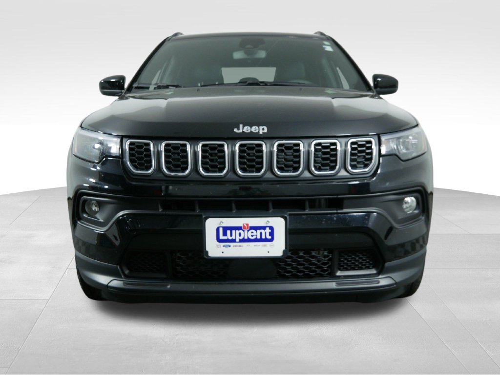 Used 2025 Jeep Compass Latitude AWD/4WD image 3