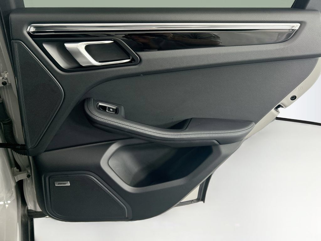 Certified 2025 Porsche Macan Turbo AWD/4WD image 27