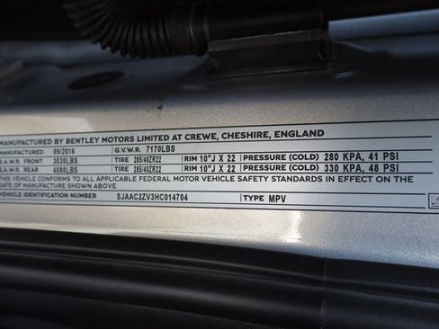 Used 2017 Bentley Bentayga AWD/4WD image 30