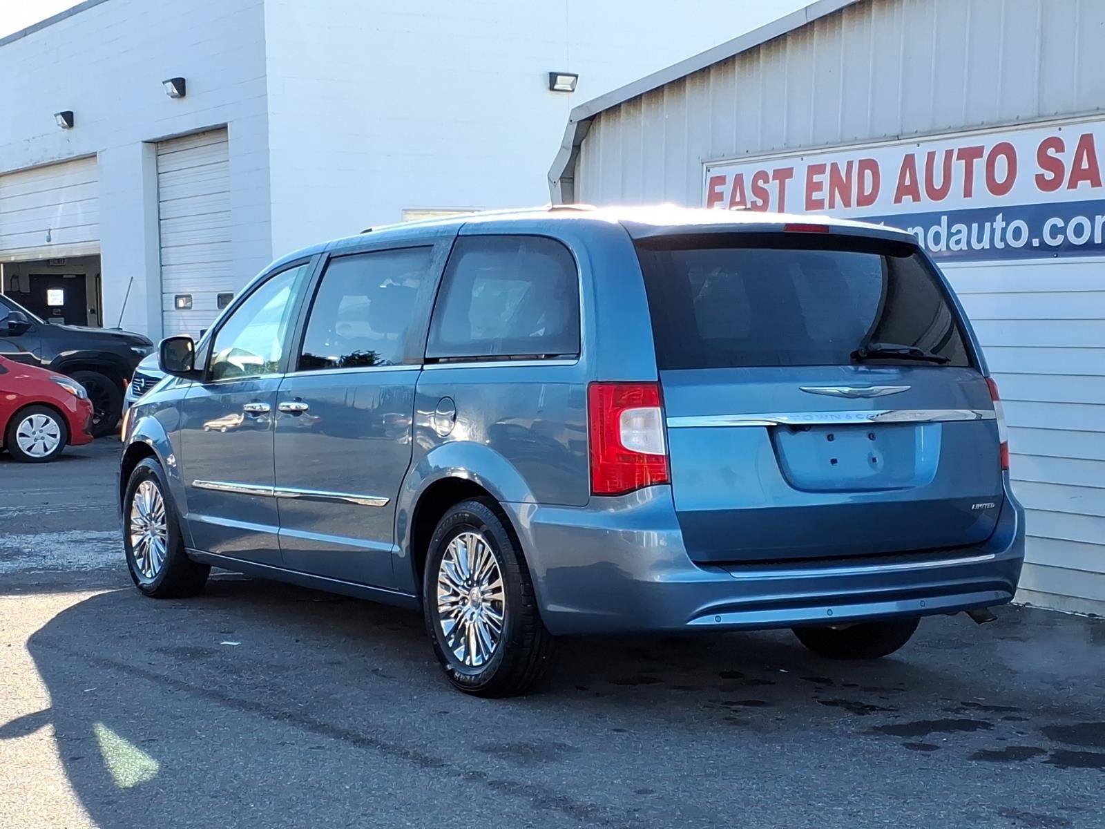Used 2011 Chrysler Town & Country Limited w/ Trailer Tow Group FWD image 3