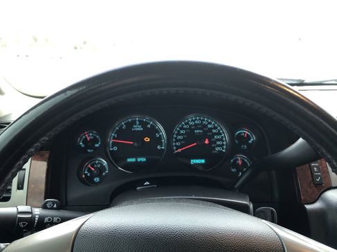 Used 2013 Chevrolet Avalanche LT image 16