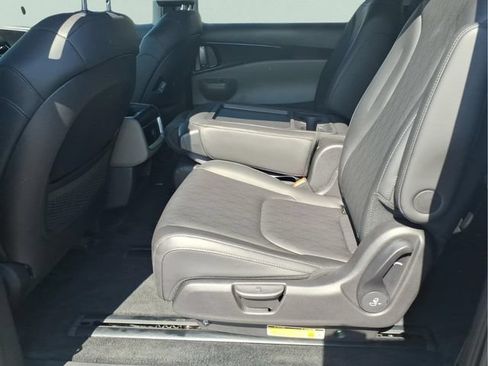 Used 2026 Kia Carnival FWD image 20