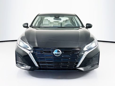 Used 2025 Nissan Altima 2.5 SV image 2