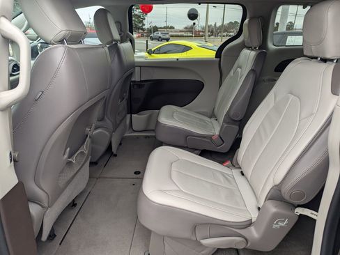 Used 2018 Chrysler Pacifica Touring-L image 10