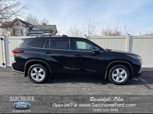 Used 2022 Toyota Highlander LE image 1