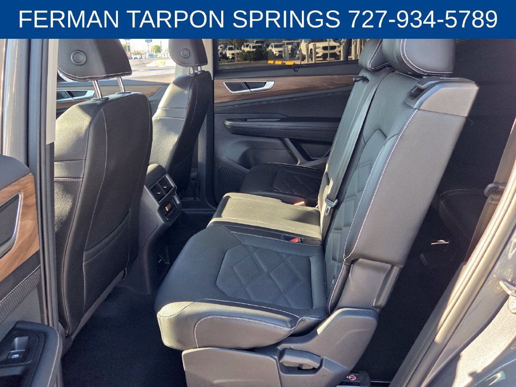Used 2025 Volkswagen Atlas SE FWD image 11