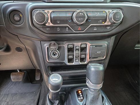 Used 2021 Jeep Wrangler Unlimited Sahara AWD/4WD image 19