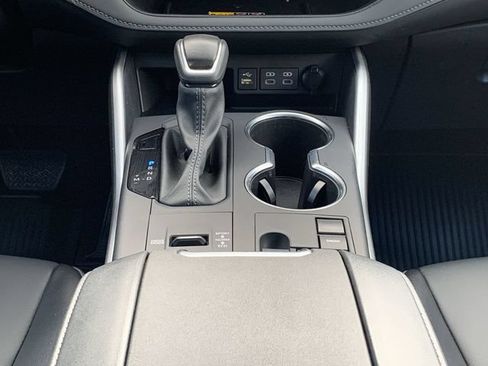 Used 2025 Toyota Highlander XLE FWD image 27