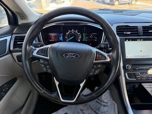 Used 2017 Ford Fusion SE w/ Fusion SE Technology Package image 14