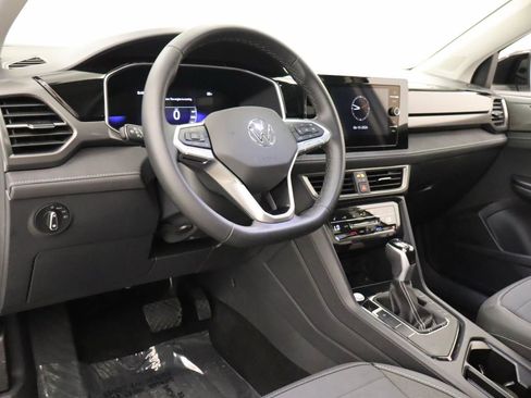 Certified 2025 Volkswagen Taos SE FWD image 16