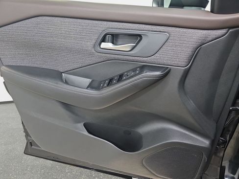 Used 2023 Nissan Rogue SV image 27