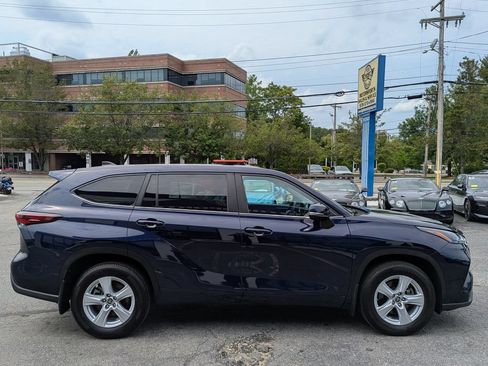 Used 2024 Toyota Highlander LE AWD/4WD image 6