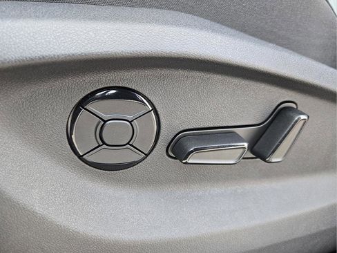 New 2026 Volkswagen Tiguan SE image 18