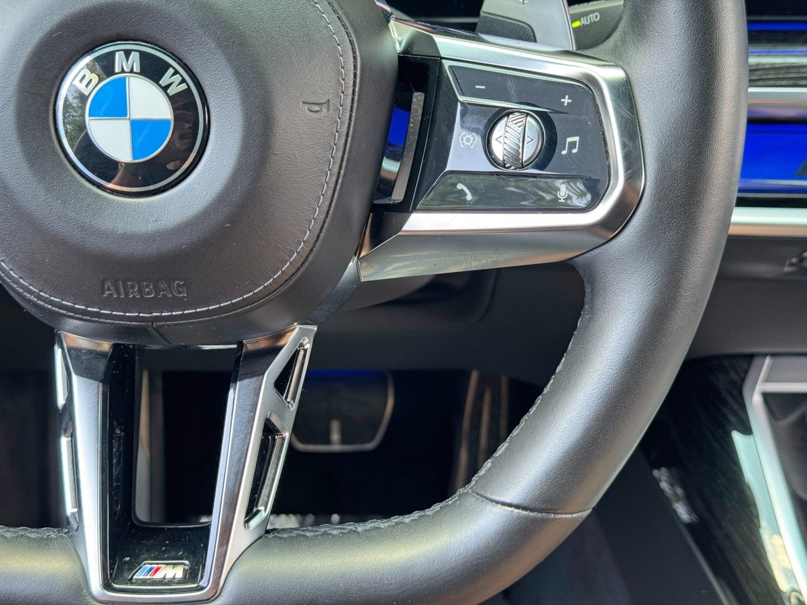 Used 2023 BMW 740i w/ Parking Assistance Package RWD image 23