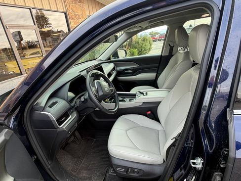 Used 2024 Toyota Grand Highlander AWD image 4