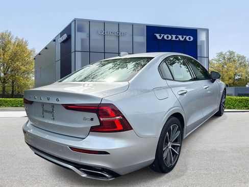 Certified 2022 Volvo S60 B5 Momentum w/ Premium Package image 4