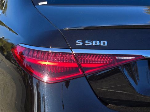 Used 2022 Mercedes-Benz S 580 4MATIC Sedan w/ AMG Line Package image 9