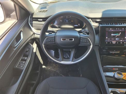 Used 2023 Jeep Grand Cherokee L Laredo image 9