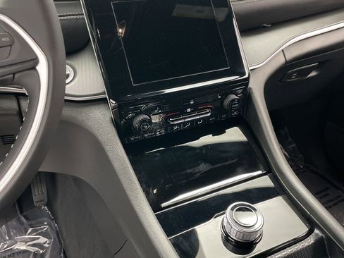 New 2025 Jeep Grand Cherokee L Altitude image 13