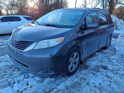 Used 2012 Toyota Sienna LE image 3