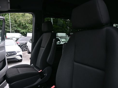 Used 2025 Mercedes-Benz Sprinter 2500 image 5