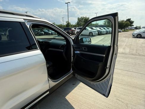 Used 2017 Ford Explorer XLT AWD/4WD image 25