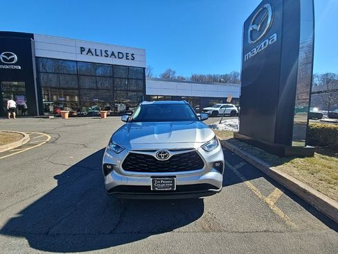 Used 2021 Toyota Highlander XLE image 3