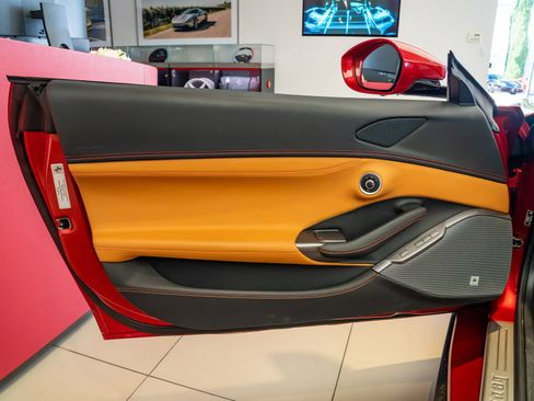 Used 2022 Ferrari Portofino M RWD image 8
