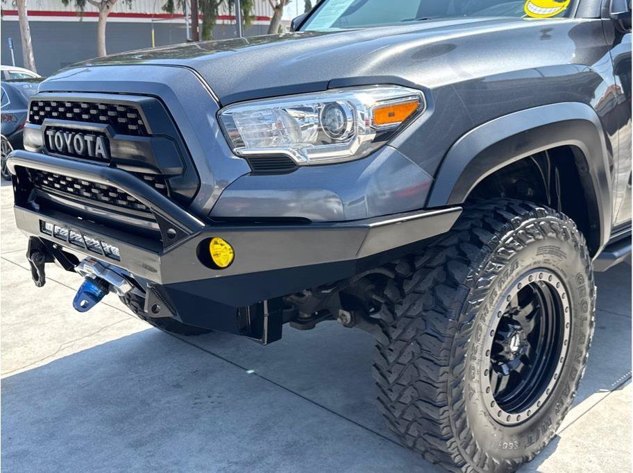 Used 2017 Toyota Tacoma TRD Off-Road w/ Tow Package AWD/4WD image 10