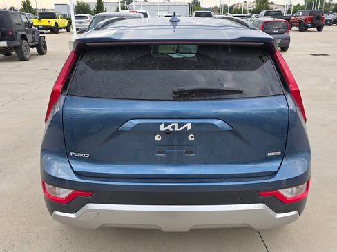 Used 2025 Kia Niro EX w/ EX Cold Weather Package FWD image 4
