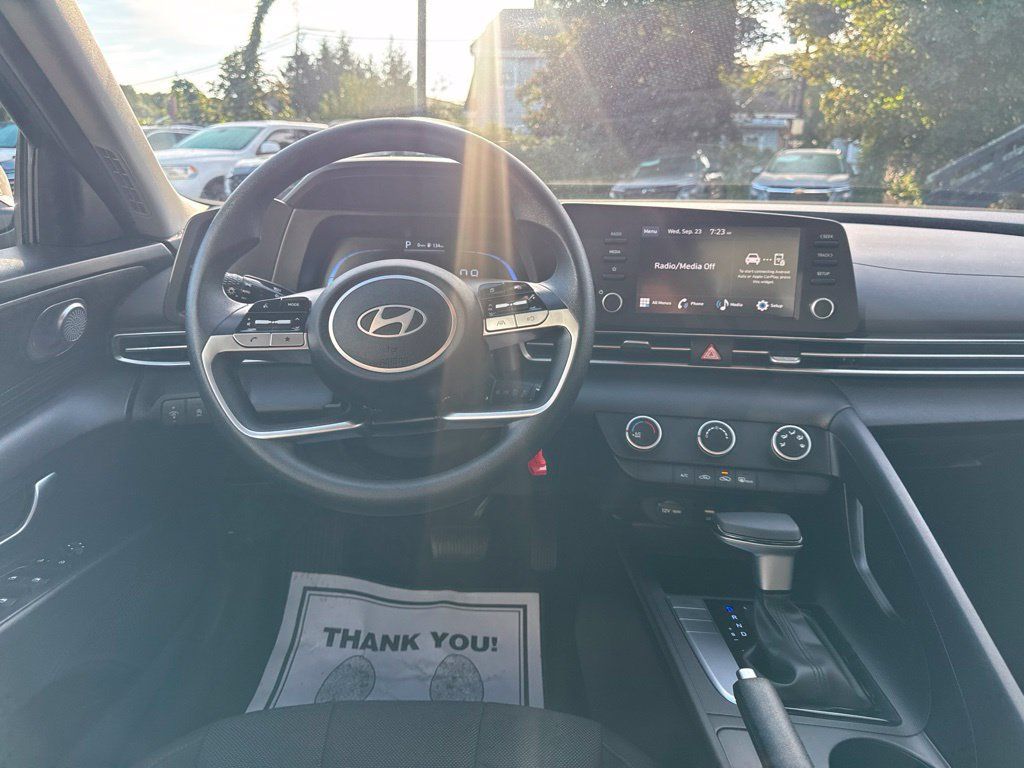 Certified 2025 Hyundai Elantra SE FWD image 23