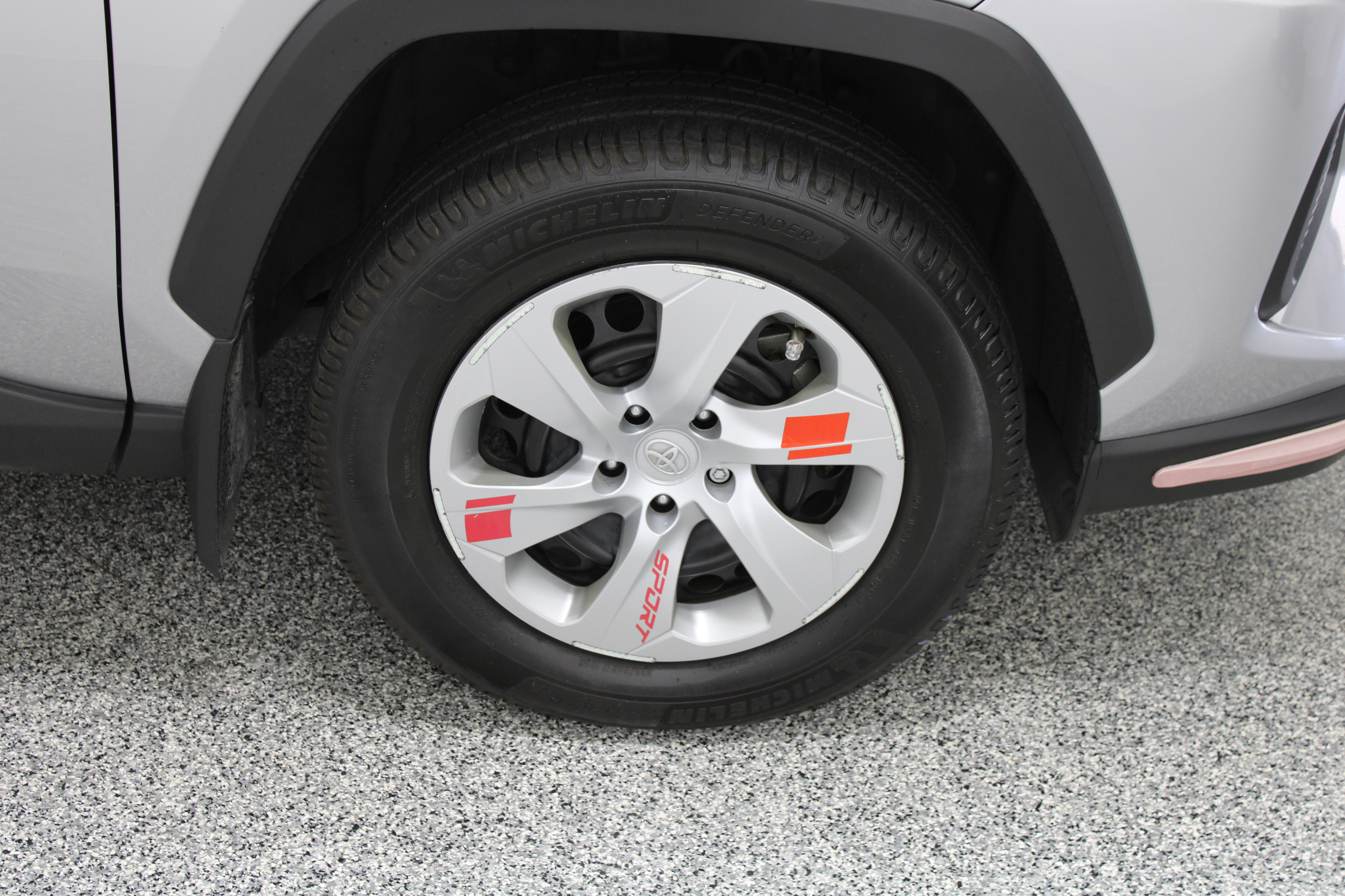 Used 2021 Toyota RAV4 LE FWD image 5