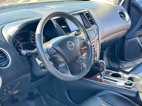 Used 2018 Nissan Pathfinder Platinum image 4