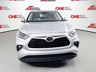 Used 2023 Toyota Highlander XLE FWD video 2