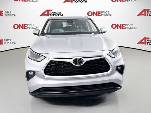 Used 2023 Toyota Highlander XLE FWD image 2