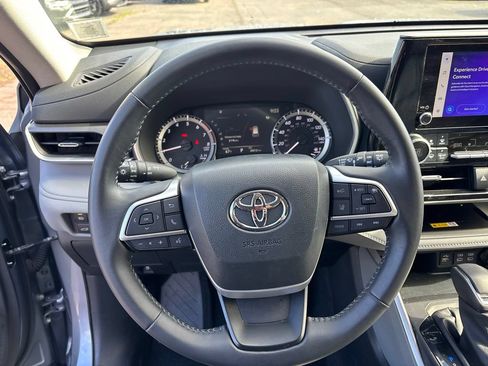 Used 2024 Toyota Highlander XLE AWD/4WD image 16