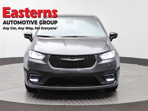 Used 2023 Chrysler Pacifica Touring-L FWD image 2