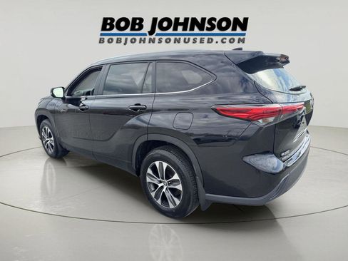 Used 2023 Toyota Highlander XLE AWD/4WD image 5