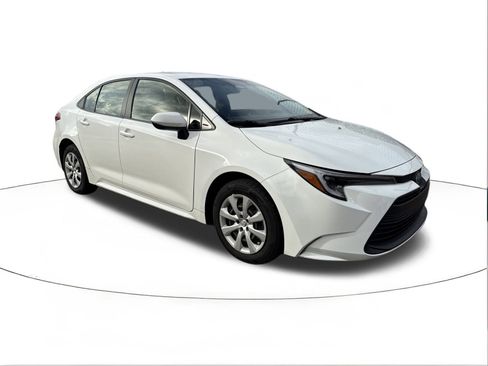 Used 2024 Toyota Corolla LE image 2
