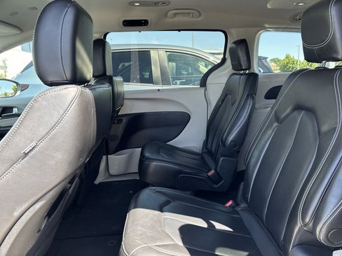 Used 2023 Chrysler Pacifica Touring-L FWD image 30