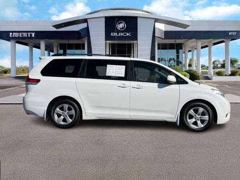 Used 2014 Toyota Sienna LE image 2