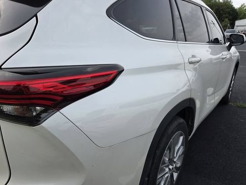 Used 2020 Toyota Highlander Limited FWD image 11
