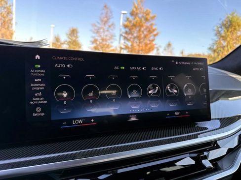 Used 2023 BMW X7 M60i image 28